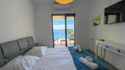 une chambre avec un lit et une vue sur l'océan dans l'établissement Villa Bavella Fautea, à Conca