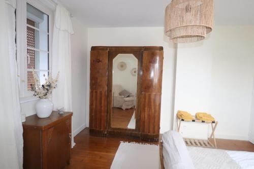 a living room with a large wooden mirror in a room at Gite à la campagne 4 étoiles - 200m2 in Sailly