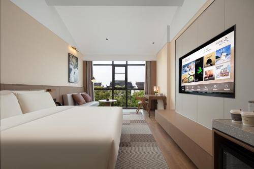 TV a/nebo společenská místnost v ubytování Atour Hotel Suzhou Beisi Pagoda Taohuawu Street