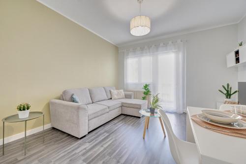 una sala de estar con un sofá y una mesa en Múgica - Gran Vía, en Logroño