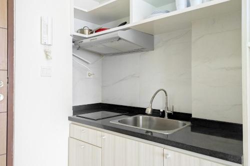Η κουζίνα ή μικρή κουζίνα στο Cozy Stay and Homey 2BR Vida View Apartment By Travelio