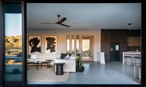 Zona de estar de Boulder Cove by Fieldtrip Iconic Modern with Pool Hot Tub Views