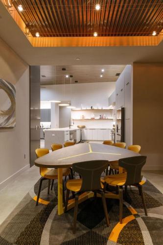 Vanguard by Fieldtrip 5 Bd Private Luxury with Infinity Pool Game Roomにあるキッチンまたは簡易キッチン
