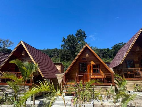 eine Reihe von Cottages am Strand in der Unterkunft Coco Bungalows in Koh Rong Sanloem