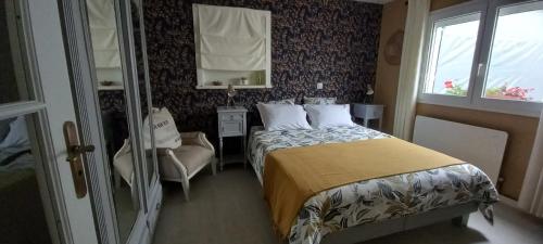 Un pat sau paturi într-o cameră la La petite maison
