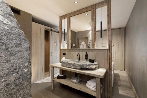 a bathroom with a sink and a mirror at Hotel Arthus in Aulendorf