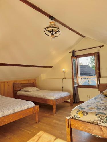 une chambre avec deux lits et une fenêtre dans l'établissement Joumana tourisme, à Gouvernes