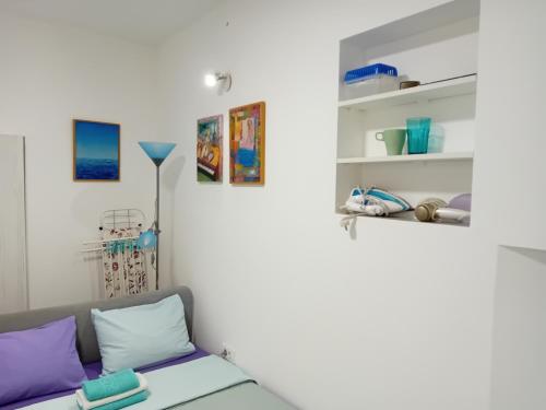 sala de estar con sofá y estanterías en Iv Skadarlija, en Belgrado