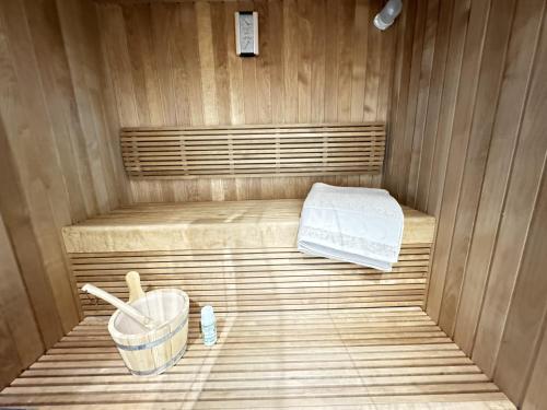 a sauna with a bed and a bucket in it at Floating Home Nr 1a in Laboe