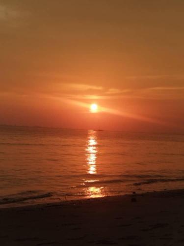モリブにあるSantai Morib Hotelの夕日を眺めながらのビーチでの夕日