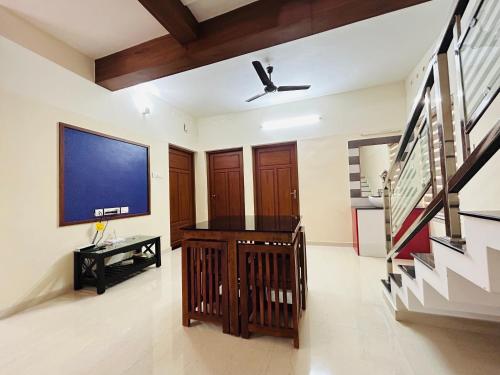 TV a/nebo společenská místnost v ubytování Vaisharad Homestay Near Kovalam Beach