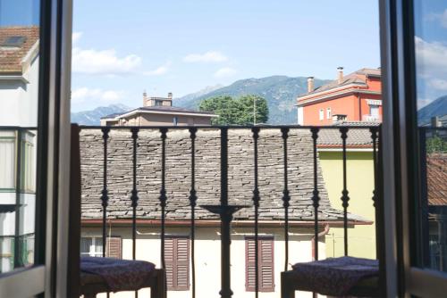 einen Blick aus dem Fenster eines Balkons mit 2 Stühlen in der Unterkunft Loft 1855 'centro cittá' in Domodossola