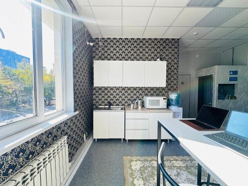 Nhà bếp/bếp nhỏ tại Center Capsule Hotel