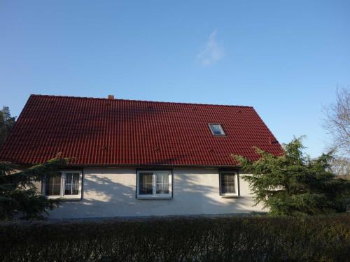 a white house with a red roof at Ferienwohnung "Röwer" in Neu Gaarz