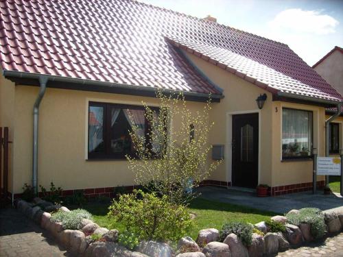 a house with a fence in front of it at Ferienwohnung "Ganz 1" in Vipperow