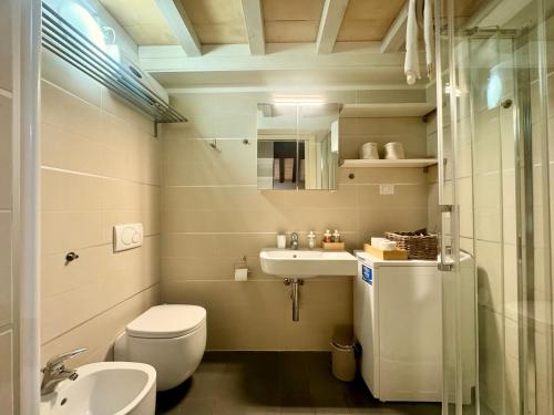 a bathroom with a toilet and a sink at Niki O. Apartments in Parma