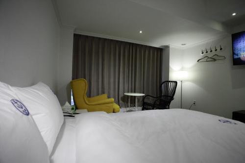 Ένα ή περισσότερα κρεβάτια σε δωμάτιο στο Hillside Hotel