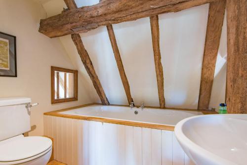 Ένα μπάνιο στο Masketts Barn by Bloom Stays