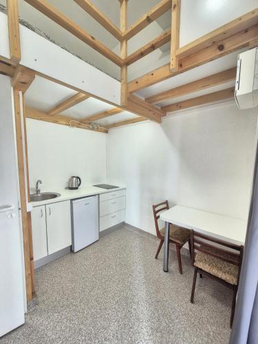 Cuina o zona de cuina de Honeycomb Tiny Apartments