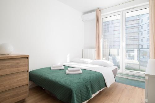 Postel nebo postele na pokoji v ubytování Comfort City Modern Studio by BookingHost