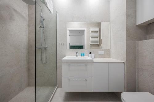 Koupelna v ubytování Comfort City Modern Studio by BookingHost