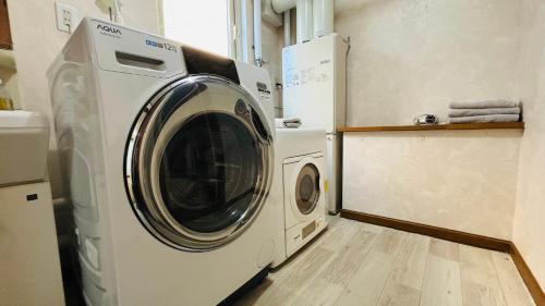 a washer and dryer in a laundry room at SecondHouse Otaru Garden in Otaru