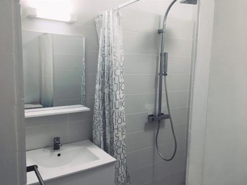 une salle de bain avec douche et lavabo dans l'établissement Grand studio avec terrasse proche du port de Saint Cyprien -3RM168, à Saint Cyprien Plage