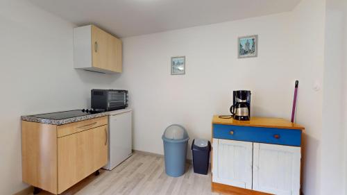 une petite cuisine avec un comptoir et un micro-ondes dans l'établissement Le Bois Dormant 2, à Rimbach-près-Masevaux