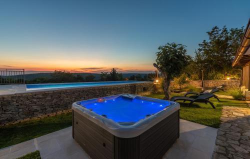 un jacuzzi en el patio trasero de una casa en Villa Ana Rita for 6 people - beautiful rustical villa with heated pool & jacuzzi in Central Istria, en Kanfanar