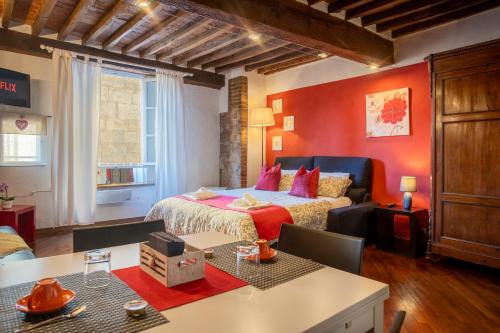 Ένα ή περισσότερα κρεβάτια σε δωμάτιο στο VISTA Sulla BASILICA - LUCCA Centro - Wifi