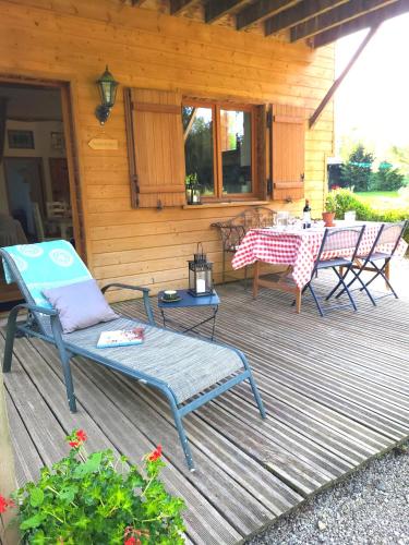 d'une terrasse avec une table, des chaises, une table et des chaises. dans l'établissement Le Cottage Picard, à Yvrench