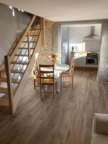 une salle à manger et une cuisine avec une table et des chaises dans l'établissement Charmante Maison l Jardin l Clim, à Carbes
