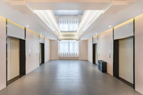 an empty hallway in a building with a skylight at 广州柠下酒店科韵路琶洲会展中心店 in Guangzhou