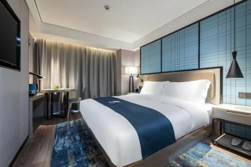 Ein Bett oder Betten in einem Zimmer der Unterkunft Echarm Hotel Yangshuo West Stree