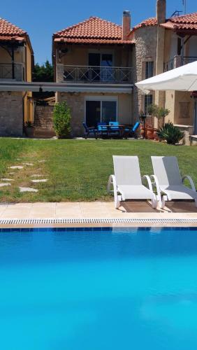 Πισίνα στο ή κοντά στο Blue Pastel-cliffside villa, shared pool, wild sandy beach nearby