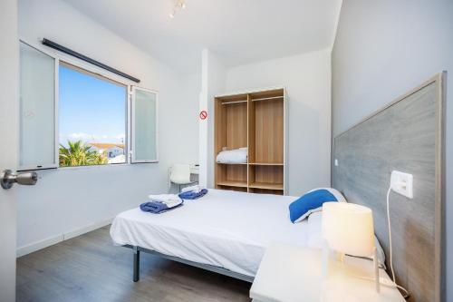 坎帕斯蒂利亚Mallorca Rooms Can Pastilla的白色的客房设有床和窗户。