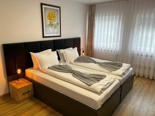 un letto grande in una camera da letto con finestra di Haven Hotels - Hotel Dona a Bergisch Gladbach