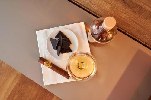 a table with a drink and a plate with a cake at Loft experience Amore o Psyche a Carobais 7 in Roncola