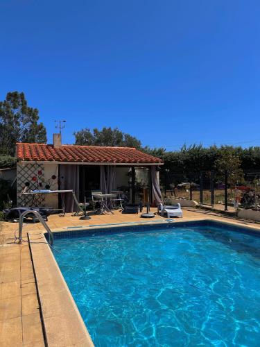 une piscine devant une maison dans l'établissement La libellule, à Fourques