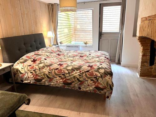 ein Schlafzimmer mit einem Bett mit einer Blumendecke in der Unterkunft Résidence Champenoise 1 , Troyes - France in Troyes