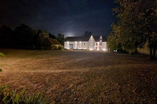 Demeure authentique du 15e siecle au calme