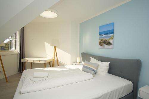 Postel nebo postele na pokoji v ubytování Ferienwohnung mit Balkon, gratis Sauna- und Schwimmbadnutzung im AHOI in Sellin - Haus Inselwind FeWo MEERsonne