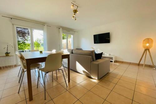 un salon avec une table et un canapé dans l'établissement Beautiful renovated house in a residential area, à Véretz