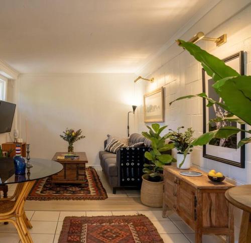 Ruang duduk di The Lamu Suite