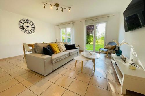 un salon avec un canapé et une table dans l'établissement Beautiful renovated house in a residential area, à Véretz
