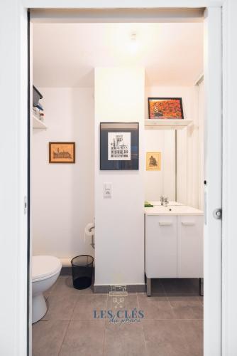 une salle de bain avec toilettes et lavabo dans l'établissement Le 103, appartement au cœur de la ville du Touquet, à Le Touquet-Paris-Plage