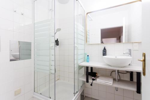 Cozy Family & Group Apartment - 15 min to Center