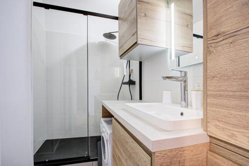une salle de bain avec un lavabo et une douche dans l'établissement EdenWeiss - Appt 6p à 1km des pistes, aux Angles