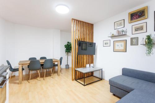 Cozy Family & Group Apartment - 15 min to Center