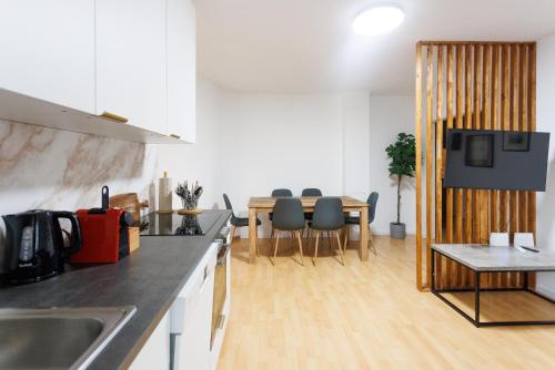 Cozy Family & Group Apartment - 15 min to Center